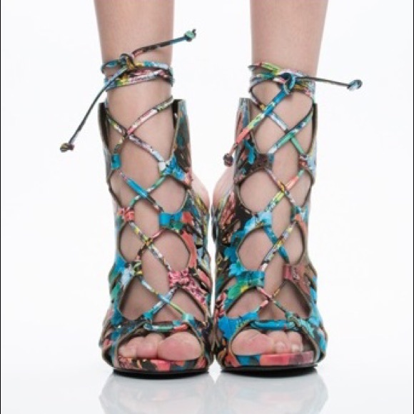 Privileged Size 6 Floral Heels - Picture 2 of 5